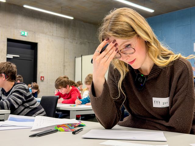 Team-Challenge – Lena grübelt an einer Matheaufgabe.