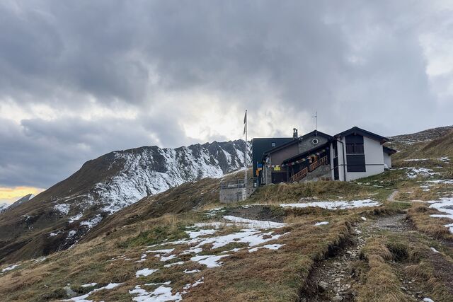 Hüttengeschichten – Blick auf die Motterasciohütte gegen Ende der ersten Saison.
