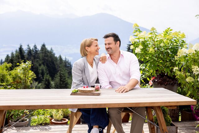2 in Tirol - Heimat grenzenlos entdecken – Das Moderations-Duo Kristina Sprenger und Sigi Fink (auf der Umbrüggler Alm)