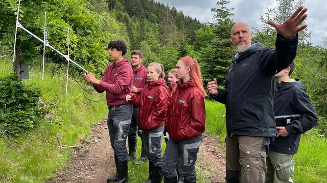 Elefant, Tiger & Kids – Samuel, Emilio, Anuk, Lina, Leonie, Dr. Markus Port (v. l. n. r.): Luchspeilung mit Antenne im Thüringer Wald.