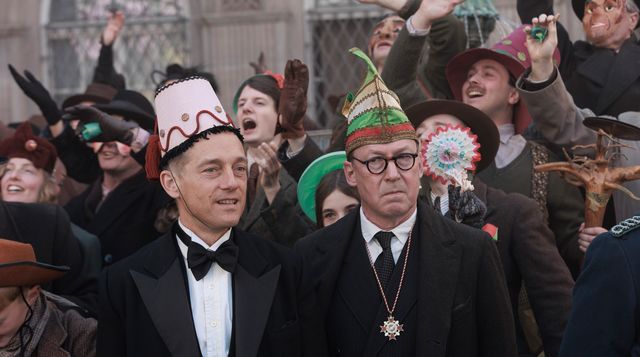 Babylon Berlin – Kölle alaaf! Der Kölner Kommissar Rath (Volker Bruch, li.) und der bedrohte Arzt Forster (Ulrich Noethen, re.) feiern den Karneval in Köln.