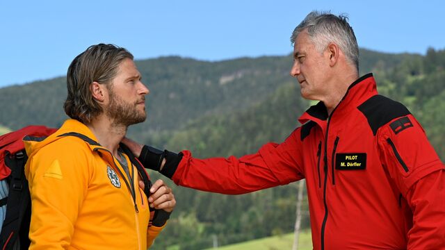 Die Bergretter – Michi (Robert Lohr, r.) macht sich Sorgen, und fragt sich, ob Markus (Sebastian Ströbel, l.) die richtige Entscheidung getroffen hat.