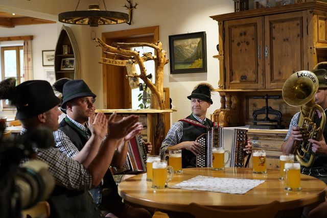 Hoagascht – Die jungen Beriger Pascher beim Steegwirt.