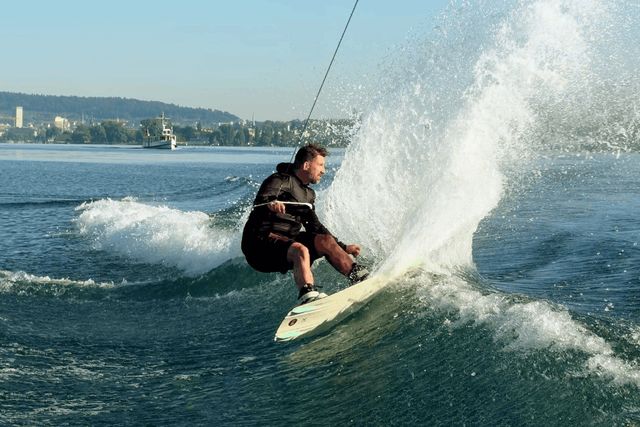 rec. – Boris Garcia beim Wakeboarden auf dem Zürichsee
