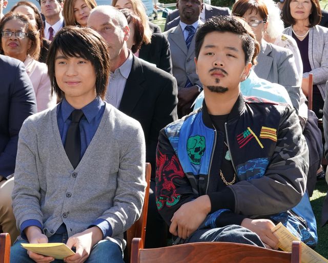 Fresh off the Boat – Emery Huang (Forrest Wheeler, l.); Eddie Huang (Hudson Yang, r.)