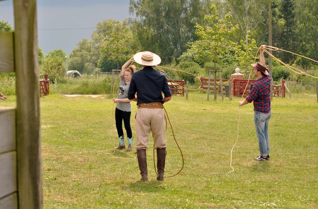 Dein großer Tag – Linn (li.) und Johannes (re.) lernen von Nacho, wie man ein Lasso schwingt.