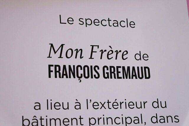Signes – Infotafel bei der Premiere des Theaterstücks "Mon frère" (dt. Mein Bruder)