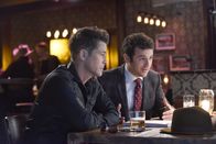 The Grinder - immer im Recht – Stewart (Fred Savage, r.) glaubt, eine Chance entdeckt zu haben, um Dean (Rob Lowe, l.) endlich wieder aus seinem Haus zu bekommen und ihn vor allem von seinem Sohn fern zu halten, doch kann das wirklich gut gehen?