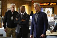 Navy CIS – Leroy Jethro Gibbs (Mark Harmon, r.) und Leon Vance (Rocky Carroll, M.) setzen alles daran, den Hacker zu finden, bevor der Virus die Daten von Admiral C. Clifford (Bruce Boxleitner, l.) löscht ...