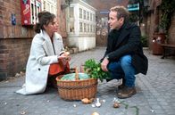 Rote Rosen – Florian (Stefan Plepp, r.) bittet Anke (Anne Brendler, l.) in einer entschlossenen Liebeserklärung, mit ihm nach Lissabon zu gehen.