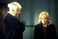 Diagnose: Mord – Captain Pike (Angie Dickinson, r.) gesteht Mark Sloan (Dick Van Dyke, l.), die Frau von Senator Watson ermordet und den Verdacht auf den Senator gelenkt zu haben, um seinen Posten übernehmen zu können.