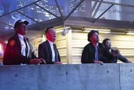 Scorpion – Können Chief Benavidez (Peter Parros, l.), Cabe (Robert Patrick, 2.v.l.), Toby (Eddie Kaye Thomas, 2.v.r.) und Happy (Jadyn Wong, r.) einem Arzt und einem Piloten helfen, nachdem diese ausgerechnet an Valentinstag mit dem Helikopter abgestürzt sind?
