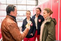 Die Chefin – Wie kann sich ein Rettungssanitäter Designermöbel leisten? Nun finden Vera Lanz (Katharina Böhm, r.) und Paul Böhmer (Jürgen Tonkel, l.) auch noch Tausende Euro im Spind. Rettungssanitäter Sebastian Weber (Stephan Luca, 2.v.r.) und Martina Jessing (Anna Brüggemann, 2.v.l.) des Mordopfers sind ratlos.