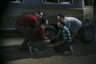 The Big Bang Theory – Eigentlich wollten sie Leonard (Johnny Galecki, l.) nach Mexiko entführen, doch ein geplatzter Reifen kommt Sheldon (Jim Parson, l.), Raj (Kunal Nayyar, 2.v.l.) und Howard (Simon Helberg, 2.v.r.) in die Quere ...