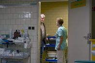 Die Verdächtige – Im Rahmen der Ermittlungen hört sich Hanas Anwalt Novak (Miroslav Hanus) auch im Krankenhaus um und befragt die Oberschwester (Milena Steinmasslova).
