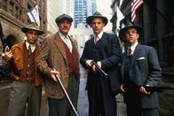 Die Unbestechlichen – Oscar Wallace (Charles Martin Smith, r.), Eliot Ness (Kevin Costner, 2.v.r.), Jim Malone (Sean Connery, 2.v.l.) und George Stone (Andy Garcia, l.) sind entschlossen, den Kampf gegen Al Capone aufzunehmen ...