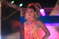 Death in Paradise – Das Model Rosey Fabrice (Fola Evans-Akingbola) auf dem Laufsteg einer Fashion-Show.
