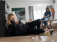 Die Chefin – Vera Lanz (Katharina Böhm, l.) gerät mitten in einen Anschlag und droht selbst Opfer des Killers zu werden. Von links: Vera Lanz (Katharina Böhm), Alina Aziz (Süheyla Ünlü)