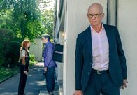 SOKO Linz – Hans Berthold (Oliver Baier, r.) belauscht eine Auseinandersetzung zwischen Daniela Ritzer (Emilia Leytner, l.) und Heimo Karner (Philipp Auer, M.). Heimo zwingt Daniela dazu, mehr Geld aufzutreiben. Was hat er gegen sie in der Hand?