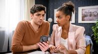 Sturm der Liebe – Leander (Marcel Zuschlag, l.) und Imani (Belina Mohamed-Ali, r.) erhalten eine schlechte Nachricht.