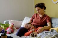 SOKO Potsdam – Carola Blum (Stella Hilb, r.) ist verzweifelt. Sie kann ihrer kranken Tochter Emilia (Rosa Wirtz, l.) einfach nicht helfen. Weder die Vitamine, die sie von der Gesundheitsberatung Fiedler bekommen hat, noch andere Mittel helfen dem kleinen Mädchen.
