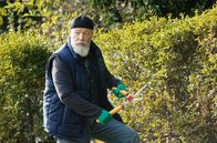 Rentnercops – Reinhard Bielefelder (Bill Mockridge) tarnt sich als Gärtner.