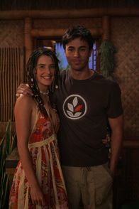 How I Met Your Mother – Robin (Cobie Smulders, l.) steckt wieder voll im Arbeitsalltag und dabei gelingt es ihr nicht, die Gelassenheit, die sie im Urlaub in Argentinien und in der Beziehung mit Gael (Enrique Iglesias, r.) erlangt hat, zu bewahren ...