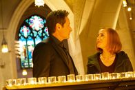 Akte X - Die unheimlichen Fälle des FBI – Nachdem eine illegale Organentnahme tödlich endet, beginnen Mulder (David Duchovny, l.) und Scully (Gillian Anderson, r.) mit den Ermittlungen und stoßen schließlich auf einen seltsamen Kult, der makabre Rituale vollführt ...
