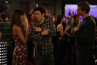 How I Met Your Mother – Ted (Josh Radnor, M.) testet Barneys Theorie "tue Böses, ernte Gutes" an Ashlee (Vanessa Minnillo, l.) und landet sogar einen Treffer ...