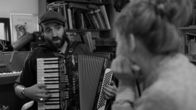 Streetphilosophy – Daniel Kahn singt jiddische Lieder, die von Ungerechtigkeit und Katastrophen handeln. Die jüdische Geschichte ist so voll davon, dass man verzweifeln muss. Hilft da nur Humor?