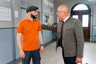 Die Rosenheim-Cops – Paketbote Winkler (Steffen Wolf, l.) erzählt Polizeidirektor Achtziger (Alexander Duda, r.). ausführlich vom defekten Aktenschrank im Büro von Frau Stockl.