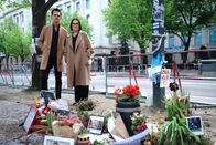 aspekte – Jo Schück mit Irina Scherbakowa auf dem Mittelstreifen Unter den Linden, vor der Russischen Botschaft in Berlin. Zum Gedenken an Alexei Nawalny liegen Blumen und Fotos auf dem Mittelstreifen vor der Botschaft