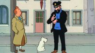 Tim und Struppi – Tim (l.), Struppi und Kapitän Haddock (r.) werden von bordurischen Agenten verfolgt, die Professor Bienlein entführt haben. Um ihn zu retten, reisen sie nach Bordurien, wo sie von Polizisten belagert werden. Sie müssen die Verfolger abschütteln, um den Professor aus einer schwer bewachten Festung zu befreien.