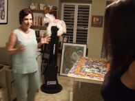 Abgründe - Unfassbare Verbrechen – Susan Levy shows Aphrodite Chandra's childhood room.
