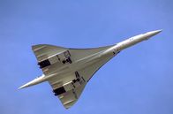 Die Concorde - Absturz einer Legende – Der Deltaflügel gab der Concorde ihre typische Form. Nur so konnte sie mehr als doppelt so schnell fliegen wie heutige Flugzeuge. Vier Triebwerke brachten sie auf zweifache Schallgeschwindigkeit. Von London nach New York brauchte sie etwa drei Stunden.