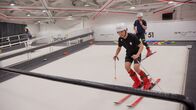 China inside: Winterspiele mit Widersprüchen – Etwa 15 Millionen Ski-Sportler gibt es bereits in China. Die Zahl wÃ¤chst rasant. Das Unternehmen SnowHow aus SÃ¼dtirol will von dem Boom profitieren. In Einkaufszentren an den teuersten Orten der GroÃŸstÃ¤dte haben sie Mini-Pisten aufgebaut und bereiten die Kinder der aufstrebenden Mittelschicht auf die ersten SchwÃ¼nge im Schnee vor. SnowHow beschÃ¤ftigt bereits 200 Indoor-Skilehrer in Vollzeit â€“ und das GeschÃ¤ft wÃ¤chst.