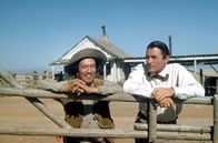 Weites Land – McKay (Gregory Peck, re.) geht heimlich zu Maragons (Alfonso Bedoya, li.) verlassener Ranch, die als „Big Muddy“ bekannt ist.