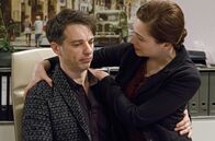 Sturm der Liebe – Robert (Lorenzo Patané, l.) ist skeptisch, als Eva (Uta Kargel, r.) ihm erzählt, dass sie Jessica das Geld für einen guten Anwalt leihen will.