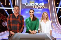 Quizduell-Olymp – Quizmasterin Esther Sedlaczek (M.) mit den Kandidat:innen des Teams "Bergdoktor": Dem Schauspieler Hans Sigl (r.) und der Schauspielerin Natalie O'Hara (l.).