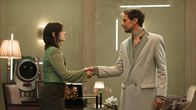 Stardust Hotel – Um ihr Hotel zu retten, stimmt Nia (Vanessa Loibl) zu, mit John Miko (Roland Bonjour) darum zu pokern.