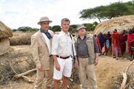 Das Traumschiff – Auf ihrer Reise plagen Felix (Bernd Stegemann, r.) und Justus (Heinrich Schafmeister, l.) gesundheitliche Sorgen. Doch mit Hilfe von Dr. Sander (Nick Wilder, M.), können beide ihre Reise unbeschadet fortsetzen.