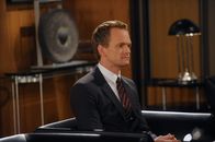 How I Met Your Mother – Weil Marshall einen Streit mit Lily so lange wie möglich herauszögern will, spendiert er seinen Freunden am Vorabend der Hochzeit einen Drink nach dem anderen. Nach einer Weile ist Barney (Neil Patrick Harris) so betrunken, dass er nur noch die Wahrheit sagt, was Robin und Ted ausnutzen ...