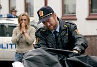Der Wolf – Simon Foldnes (Fridtjov Saheim) hat von seiner Frau Anita (Ragnhild Gudbransen) erfahren, dass seine Tochter tot ist.