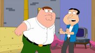 Family Guy – Die Absichten seines Kumpels Quagmire (r.) gefallen Peter (l.) ganz und gar nicht ...