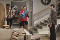 Two and a Half Men – Ein ganz besonderer Moment: Jenny (Amber Tamblyn, l.), Berta (Conchata Ferrell, 2.v.l.), Alan (Jon Cryer, 2.v.r.) und Walden (Ashton Kutcher, r.) ...