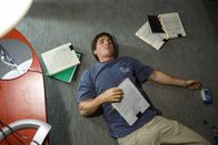The Big Short – Der Hedgefonds-Manager Michael Burry (Christian Bale) erkennt, dass der Häusermarkt auf faulen Krediten basiert und will gegen eben diesen Markt wetten, obwohl ihn viele für diesen Schritt für vollkommen verrückt halten ...