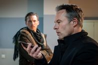 SOKO Leipzig – Jan Maybach (Marco Girnth, r.) gelingt die Flucht nach vorn, als er Moritz Brenner (Johannes Hendrik Langer, l.) seine Drogenvergangenheit beichtet und das Geständnis auf Moritz' Mobiltelefon aufzeichnet.
