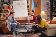 The Big Bang Theory – "Spaß mit Flaggen" geht dem Ende zu. Sheldon (Jim Parsons, M.), Amy (Mayim Bialik,r.) und Kripke (John Ross Bowie, l.) nehmen in der letzten Folge Abschied ...