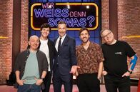 Wer weiß denn sowas? – Moderator Kai Pflaume (M.) und seine Rateteam-Kapitäne Bernhard Hoëcker (l.) und Elton (r.) begrüßen in dieser Sendung den Popsänger und Songwriter Wincent Weiss (2.v.l.) und den Sänger, Songwriter und Musikproduzenten Max Giesinger (2.v.r.).
