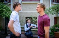 Sturm der Liebe – Philipp (Robin Schick, l.) ist überrascht, als Vincent (Martin Walde, r.) ihm anbietet, bei ihm einzuziehen.